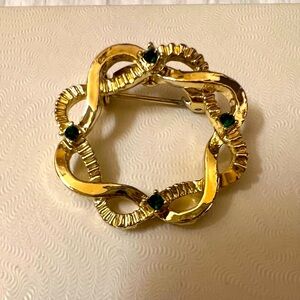Vintage Wreath Gold Tone Brooch